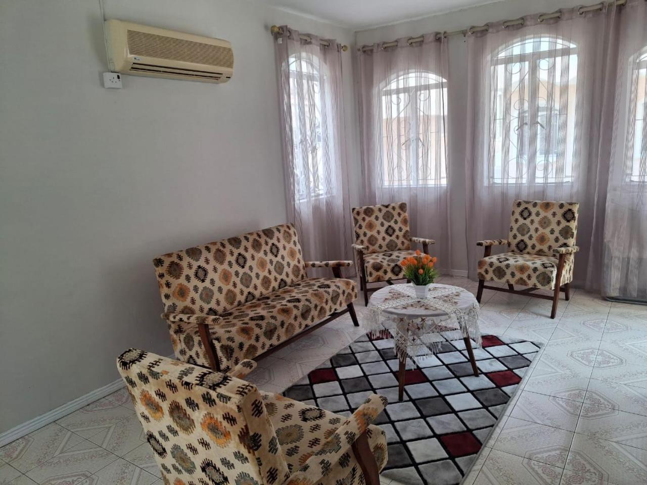 4beds- Beachfront Apartment *